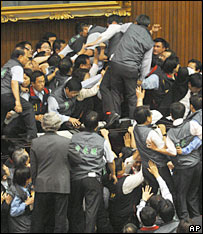 DAP and PKR MPs swarmed the opposition leader, Najib after he disagreed with Prime Minister Anwar