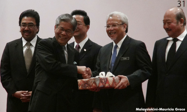 Three malay stooges laughing while selling away the Sungai Besi land while the Ambassador from China and owner of IWH smiled